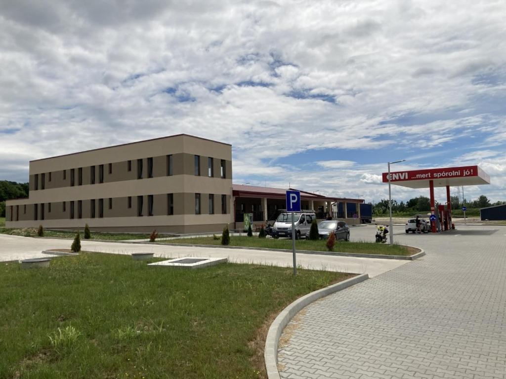 M70 Panzio Szemenyecsörnye Esterno foto